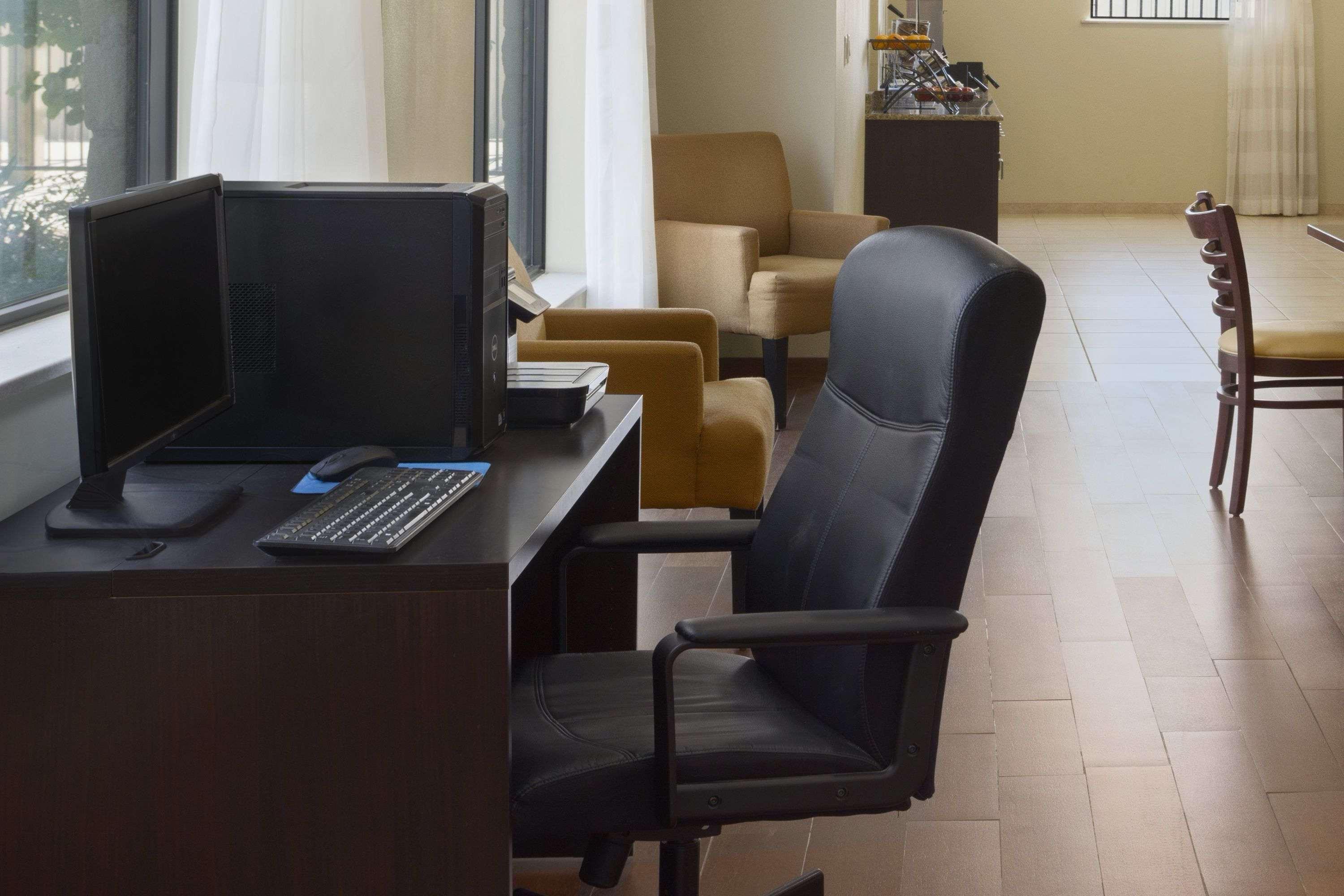 Petrostay Inn & Suites كوتولا المظهر الخارجي الصورة